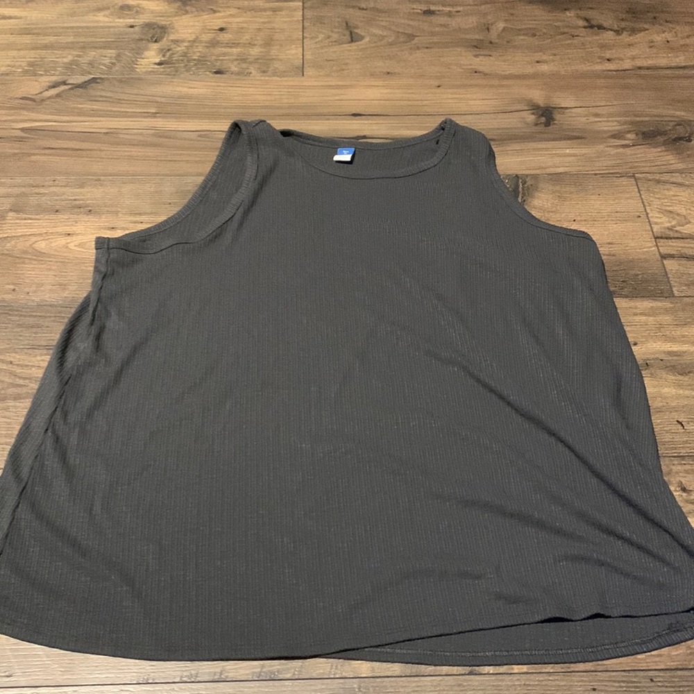 XL, grey tank top.